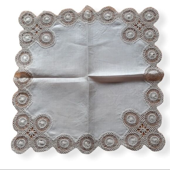 Handmade bobbin lace hanky - Picture 1 of 4